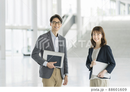 男女2人のビジネスパーソン ポートレート 男女2人のビジネスパーソン ポートレート 88601609