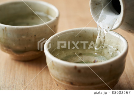 日本酒を注ぐ 88602567