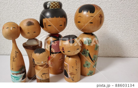 日本伝統の工芸品、古くて珍しい可愛いこけし人形達の写真素材