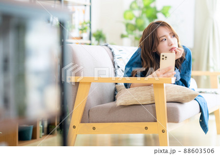 女性　スマホ　リビング　ライフスタイル　ニューノーマル 88603506