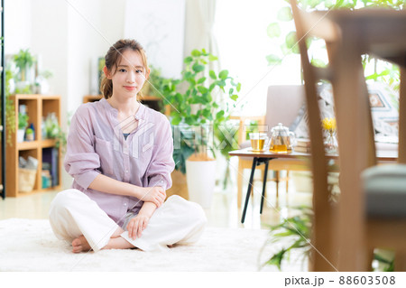 女性　リビング　ライフスタイル　ニューノーマル 88603508