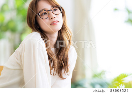 女性 リビング ライフスタイル ニューノーマル 女性 リビング ライフスタイル ニューノーマル 88603525