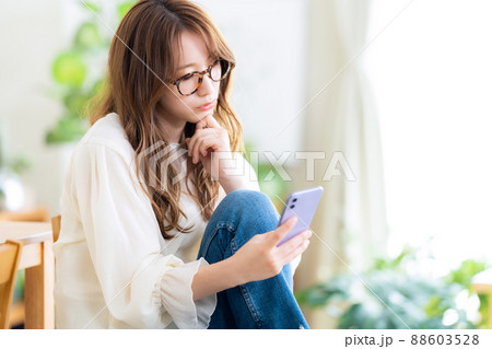 女性　リビング　ライフスタイル　ニューノーマル 88603528