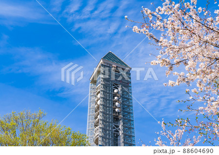 東山スカイタワー、満開の桜〈愛知県名古屋市〉 東山スカイタワー、満開の桜〈愛知県名古屋市〉 88604690