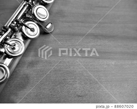 シルバーのフルート1 木目調の机の上 シルバーのフルート1 木目調の机の上 88607020