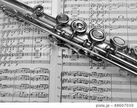 シルバーのフルートと楽譜3 88607030