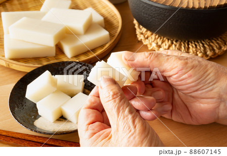 一口大にした角餅 餅を小さくして窒息事故予防 喉に詰まらないよう小さく 一口大にした角餅 餅を小さくして窒息事故予防 喉に詰まらないよう小さく 88607145