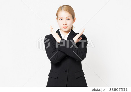 白背景の前でNGのポーズをするジャケットを着ている若い女性 白背景の前でNGのポーズをするジャケットを着ている若い女性 88607531