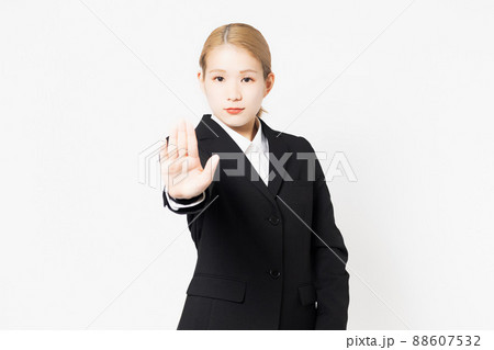 白背景の前でNGのポーズをするジャケットを着ている若い女性 白背景の前でNGのポーズをするジャケットを着ている若い女性 88607532