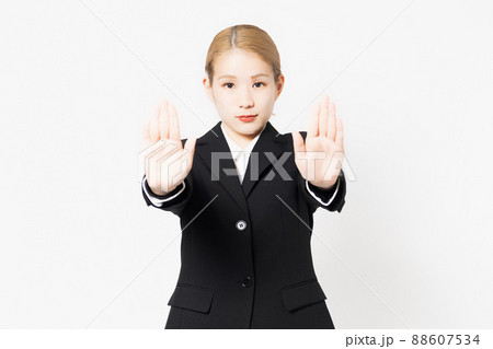 白背景の前でNGのポーズをするジャケットを着ている若い女性 白背景の前でNGのポーズをするジャケットを着ている若い女性 88607534