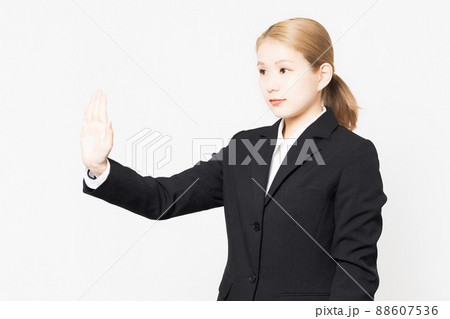 白背景の前でNGのポーズをするジャケットを着ている若い女性 白背景の前でNGのポーズをするジャケットを着ている若い女性 88607536