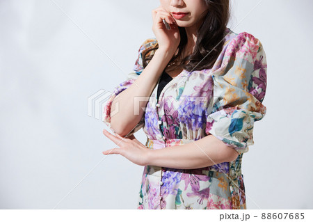 私服の若い女性　ガーリーファッション 88607685