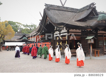 住吉大社 境内 神主さんと巫女さん 大阪市 大阪府 住吉大社 境内 神主さんと巫女さん 大阪市 大阪府 88608029