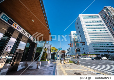 日本の東京都市景観 青山一丁目駅にお目見えしたエレベーターなどを望む 日本の東京都市景観 青山一丁目駅にお目見えしたエレベーターなどを望む 88608094
