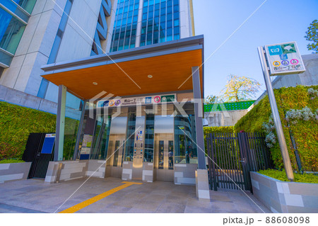 日本の東京都市景観　青山一丁目駅にお目見えしたエレベーターなどを望む 88608098