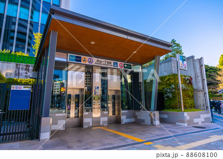 日本の東京都市景観 青山一丁目駅にお目見えしたエレベーターなどを望む 日本の東京都市景観 青山一丁目駅にお目見えしたエレベーターなどを望む 88608100