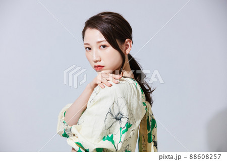 私服の若い女性 ガーリーファッション 私服の若い女性 ガーリーファッション 88608257