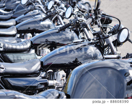 並んだバイクのタンク 88608390
