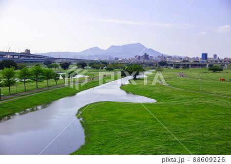 河川沿いの広大な広場の風景 河川沿いの広大な広場の風景 88609226