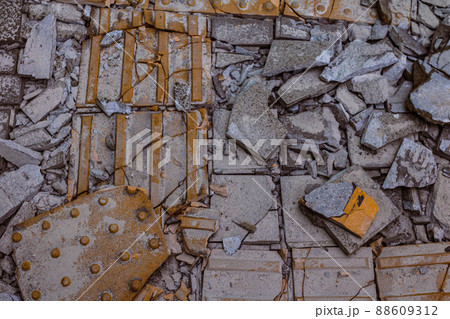 工事中の崩れた歩道のタイル 工事中の崩れた歩道のタイル 88609312