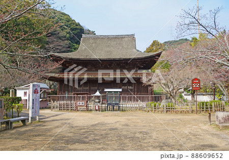 人気観光スポット下関市長府の功山寺国宝の仏殿 88609652