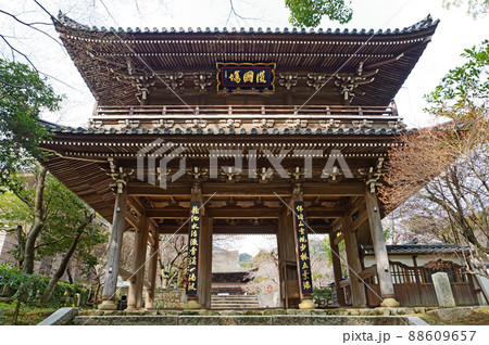 人気観光スポット下関市長府の功山寺山門 人気観光スポット下関市長府の功山寺山門 88609657
