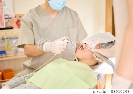 高齢者歯科治療イメージ 88610243