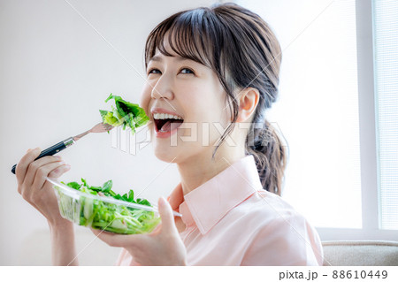 サラダを食べる女性 サラダを食べる女性 88610449
