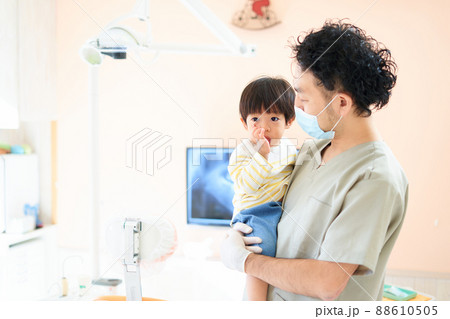 歯科検診を受ける1歳11ヶ月に男の子 88610505