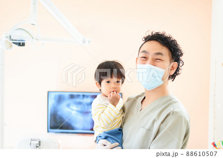 歯科検診を受ける1歳11ヶ月に男の子 88610507
