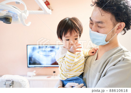 歯科検診を受ける1歳11ヶ月に男の子 88610618