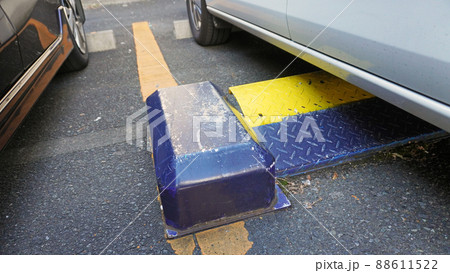 駐車場の風景＜16＞（コインパーキングに設置されたロック板装置） 88611522