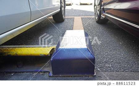 駐車場の風景＜17＞（コインパーキングに設置されたロック板装置） 88611523