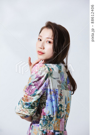 私服の若い女性 ガーリーファッション 私服の若い女性 ガーリーファッション 88612406