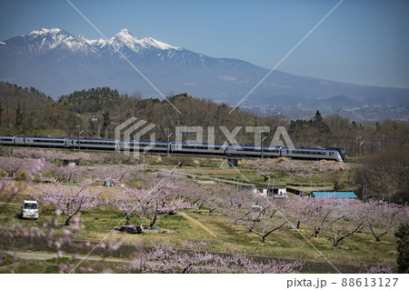 新府桃源郷を走るあずさ 新府桃源郷を走るあずさ 88613127