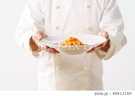 パスタ　提供　手元 88613160