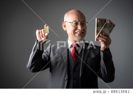 札束と仮想通貨をもつシニア男性 88613681