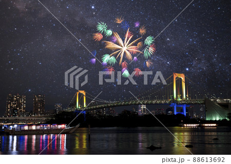 花火とレインボーブリッジと満天の星空のイメージ素材。 88613692