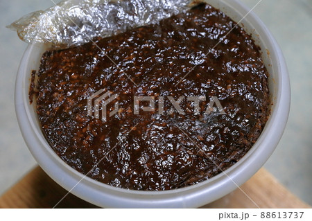 日本の代表的な発酵食材(容器に入った赤味噌) 日本の代表的な発酵食材(容器に入った赤味噌) 88613737