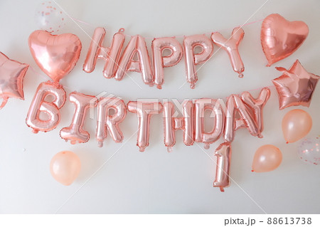 壁に飾られたメッセージ　Happy Birthday 88613738