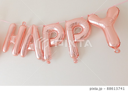 壁に飾られたメッセージ　Happy Birthday 88613741