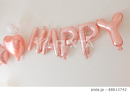 壁に飾られたメッセージ　Happy Birthday 88613742