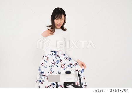 カメラの前でファッションポーズを取る女性 カメラの前でファッションポーズを取る女性 88613794