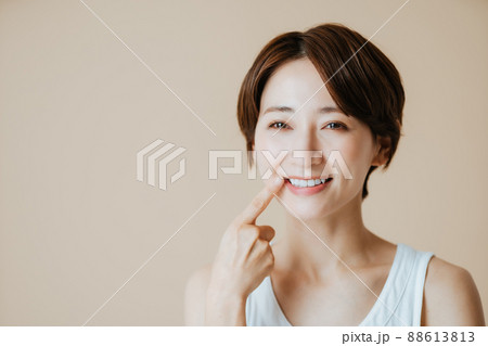 女性　ホワイトニング　歯 88613813