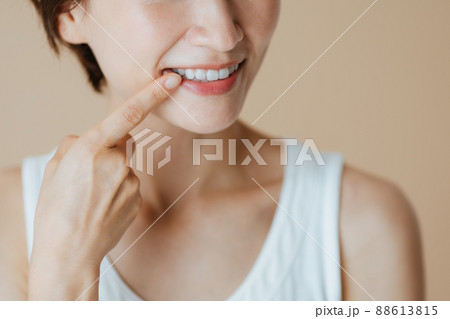 女性　歯　口元 88613815
