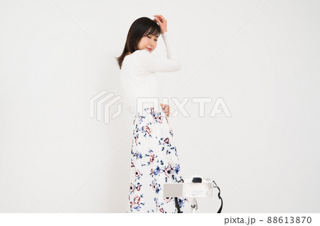 カメラの前でファッションポーズを取る女性 カメラの前でファッションポーズを取る女性 88613870