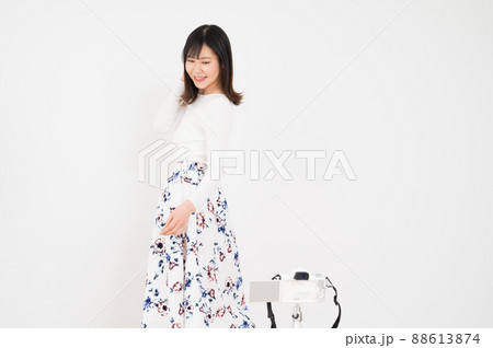 カメラの前でファッションポーズを取る女性 カメラの前でファッションポーズを取る女性 88613874