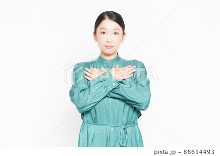 白背景の前で胸に手を当てる主婦 白背景の前で胸に手を当てる主婦 88614493
