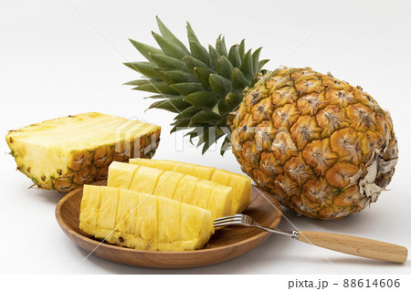 まるごとパイナップルとカットしたパイナップル_白バック まるごとパイナップルとカットしたパイナップル_白バック 88614606