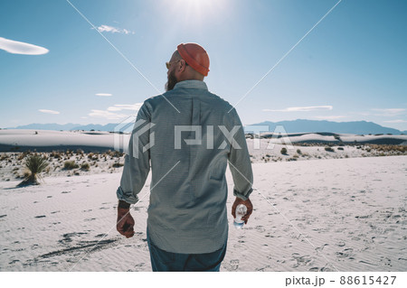 Faceless man walking in desert Faceless man walking in desert 88615427